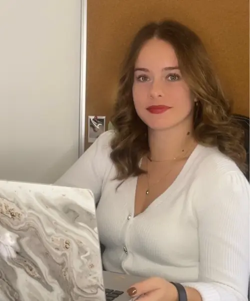 Adeline, directrice de la communication